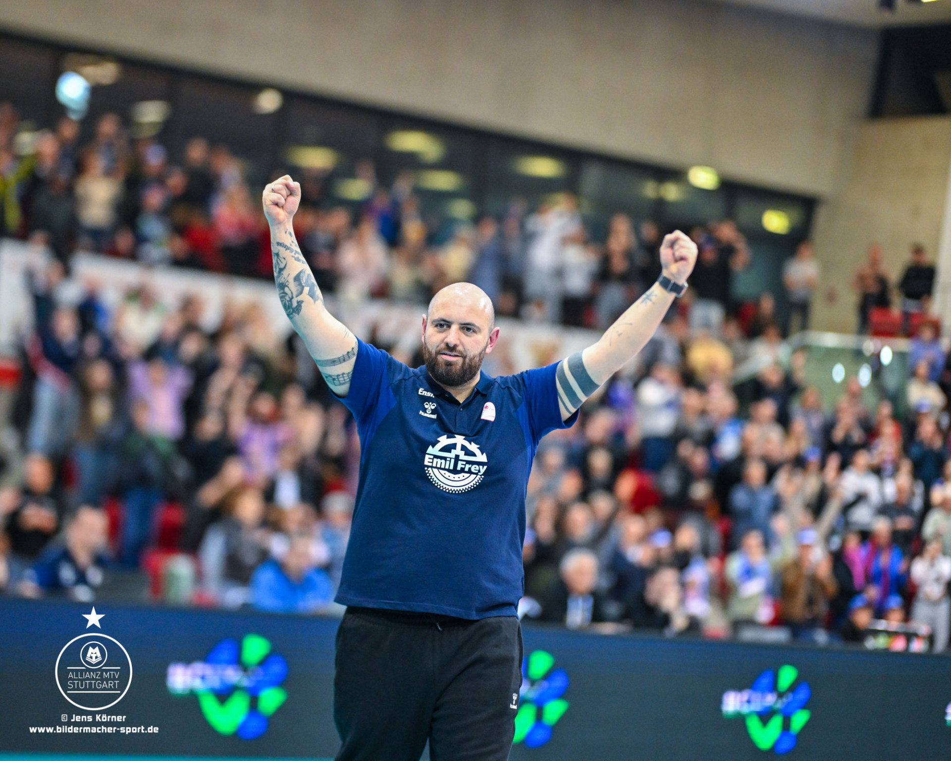 Moment der Erleichterung: Konstantin Bitter jubelt nach dem verwandelten Matchball gegen Voluntari. Foto: Bildermacher-Sport Jens Körner